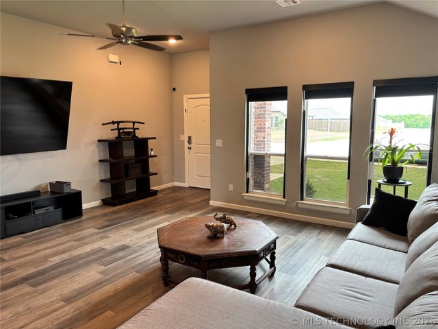 1407 E 150 Street S, Glenpool, OK 74033