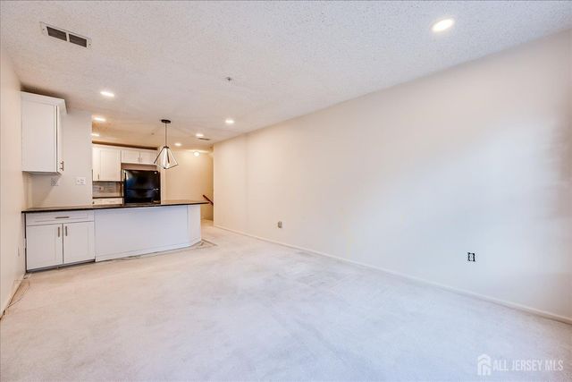 10 Guisborough Way, Edison, NJ 08820