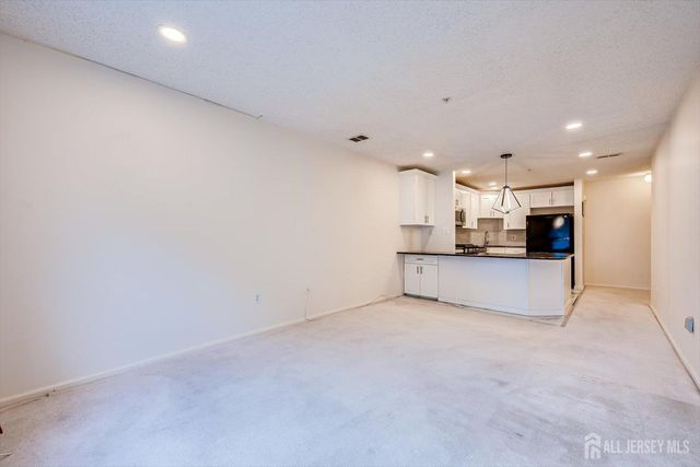 10 Guisborough Way, Edison, NJ 08820