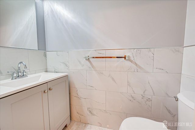 10 Guisborough Way, Edison, NJ 08820