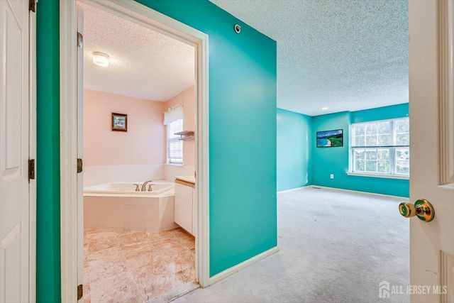 10 Guisborough Way, Edison, NJ 08820