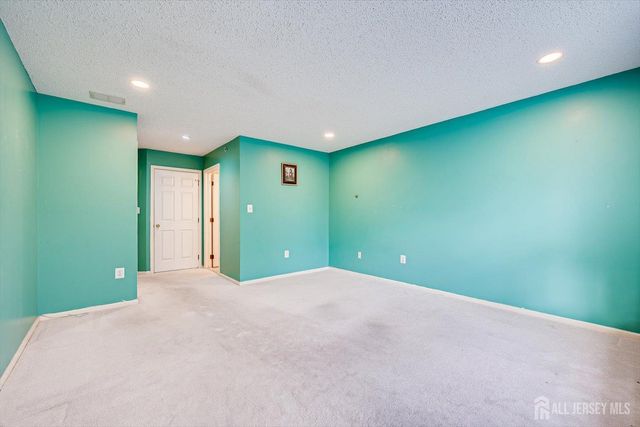 10 Guisborough Way, Edison, NJ 08820