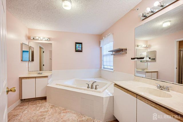 10 Guisborough Way, Edison, NJ 08820