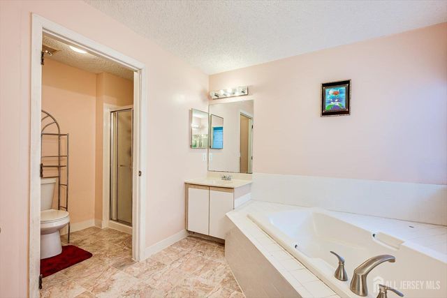 10 Guisborough Way, Edison, NJ 08820