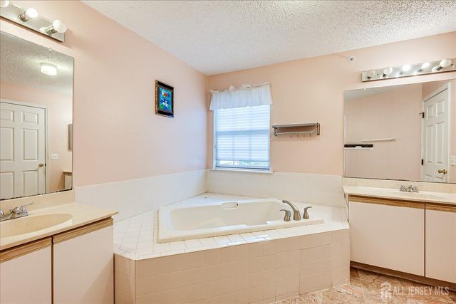 10 Guisborough Way, Edison, NJ 08820