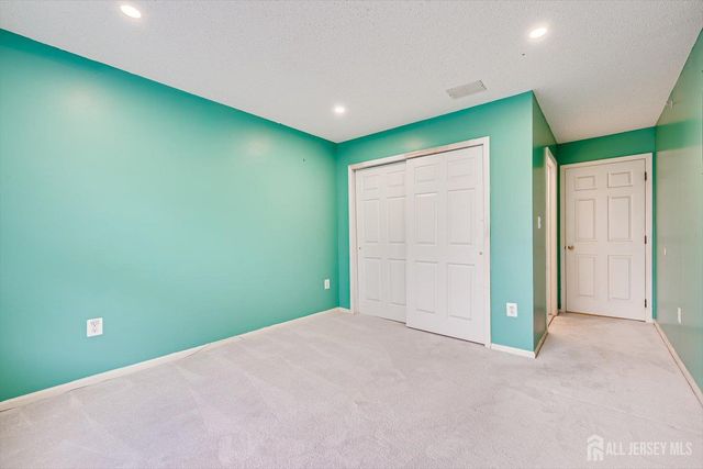 10 Guisborough Way, Edison, NJ 08820