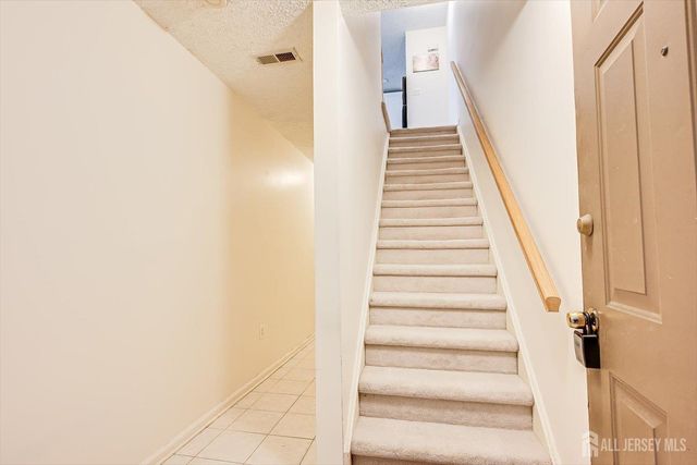 10 Guisborough Way, Edison, NJ 08820