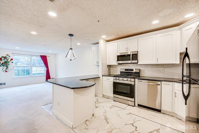 10 Guisborough Way, Edison, NJ 08820