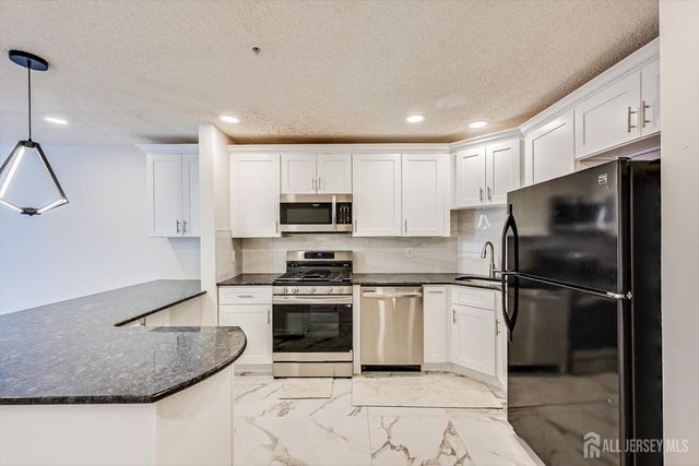 10 Guisborough Way, Edison, NJ 08820