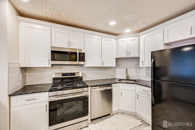 10 Guisborough Way, Edison, NJ 08820