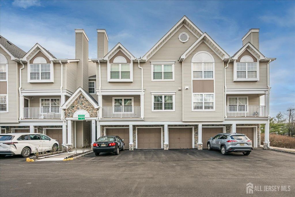 10 Guisborough Way, Edison, NJ 08820