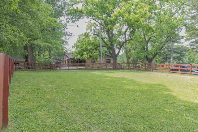10000 Lockwood Lane, Newburgh, IN 47630