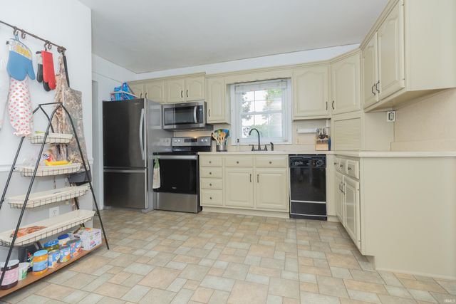 10000 Lockwood Lane, Newburgh, IN 47630