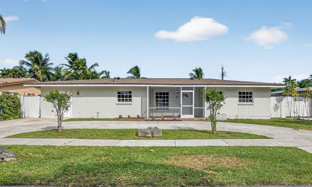 13 Forest Hills Lane, Boca Raton, FL 33431