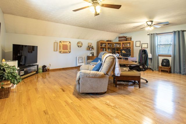 1420 Cantrell Dr, Cottontown, TN 37048