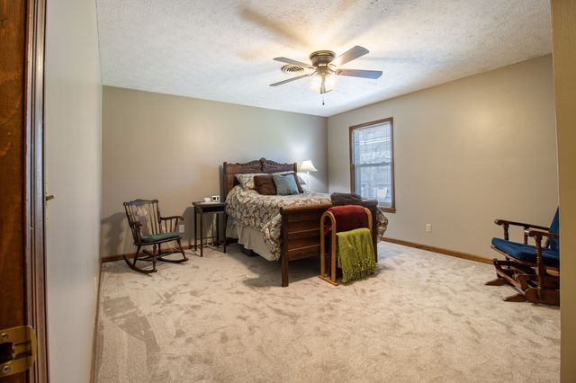 1420 Cantrell Dr, Cottontown, TN 37048