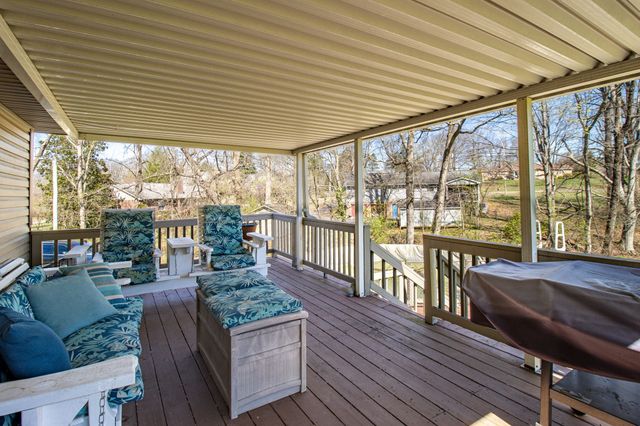 1420 Cantrell Dr, Cottontown, TN 37048