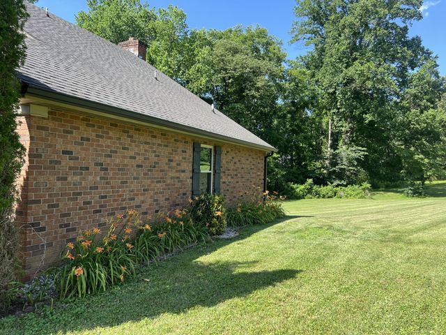 1420 Cantrell Dr, Cottontown, TN 37048