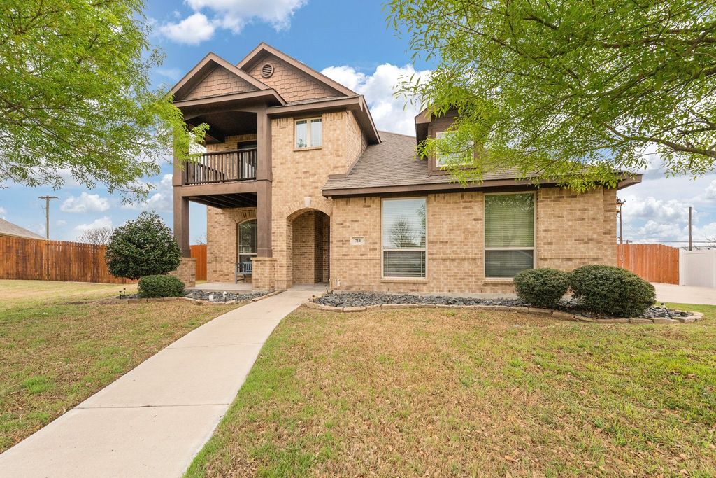 714 Green Leaf Drive, Midlothian, TX 76065