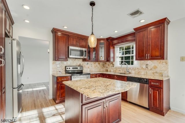 2 Quincy Dr, Jefferson Twp., NJ 07438