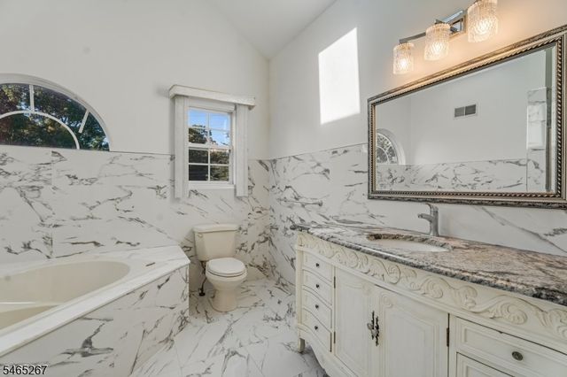 2 Quincy Dr, Jefferson Twp., NJ 07438