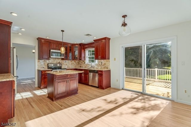2 Quincy Dr, Jefferson Twp., NJ 07438