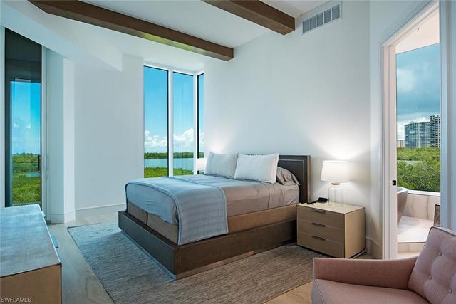 60 Seagate DR 305, Naples, FL 34103