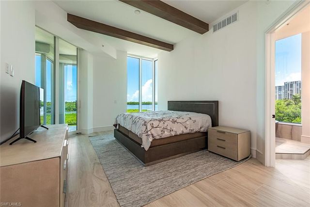 60 Seagate DR 305, Naples, FL 34103