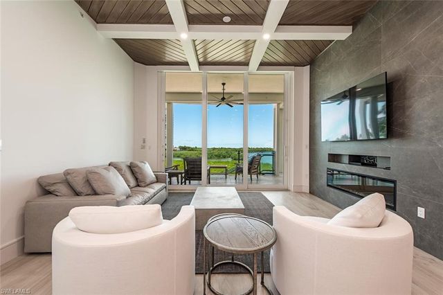 60 Seagate DR 305, Naples, FL 34103