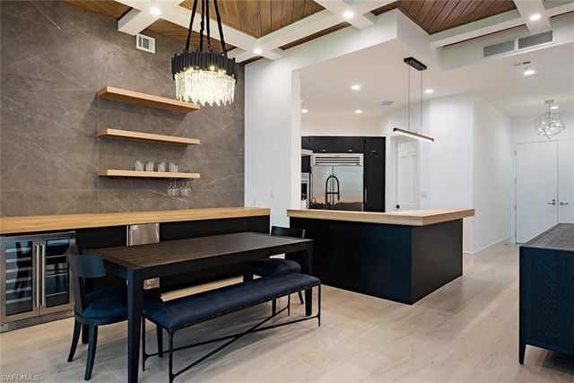 60 Seagate DR 305, Naples, FL 34103