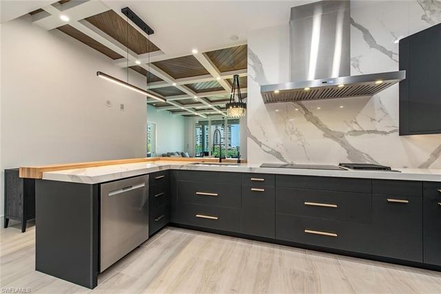 60 Seagate DR 305, Naples, FL 34103