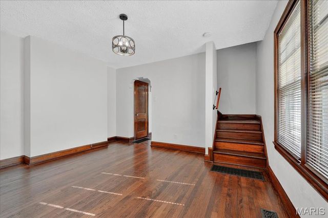 7114 Drury Lane, St Louis, MO 63143