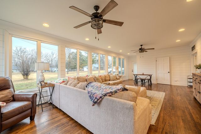 380 MORNINGSIDE CIR, Savannah, TN 38372