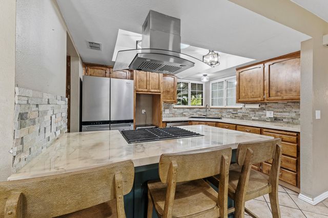 1687 Kaweah Drive, Tulare, CA 93274