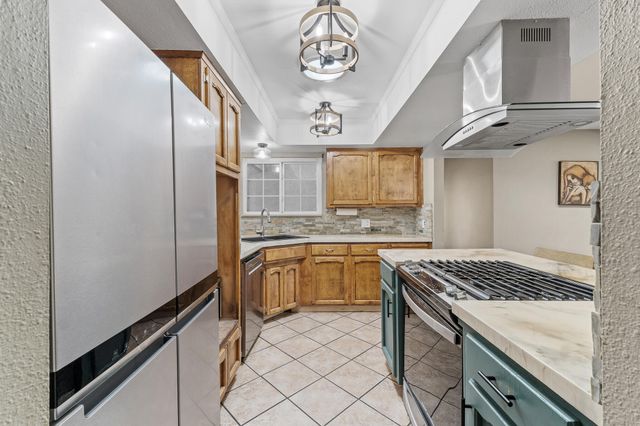 1687 Kaweah Drive, Tulare, CA 93274