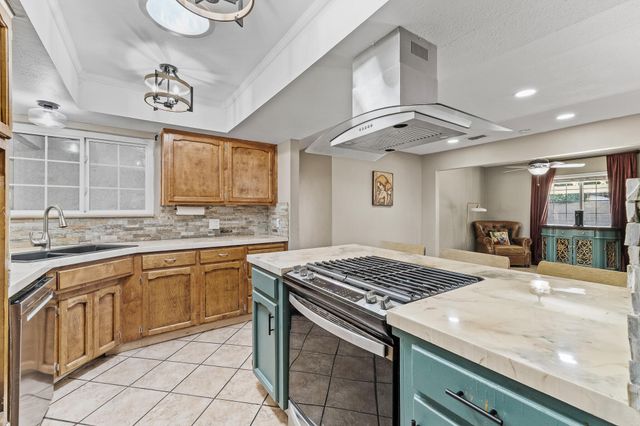 1687 Kaweah Drive, Tulare, CA 93274