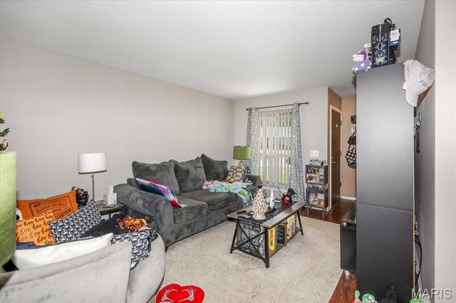 5239 Ville Anita Court, Hazelwood, MO 63042