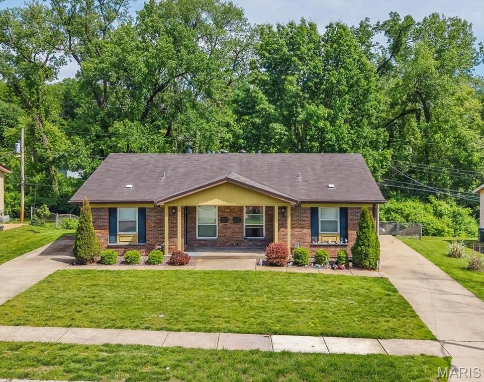 5239 Ville Anita Court, Hazelwood, MO 63042