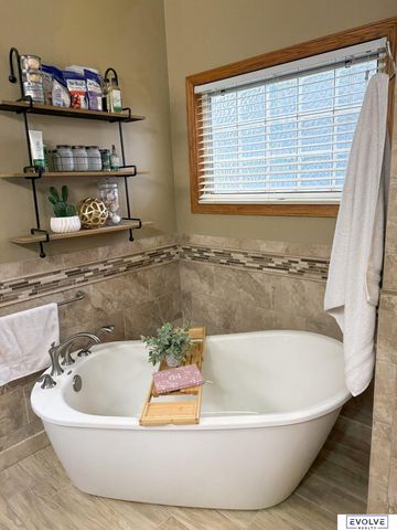 4003 Fox Ridge Circle, Bellevue, NE 68123