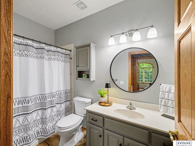 4003 Fox Ridge Circle, Bellevue, NE 68123