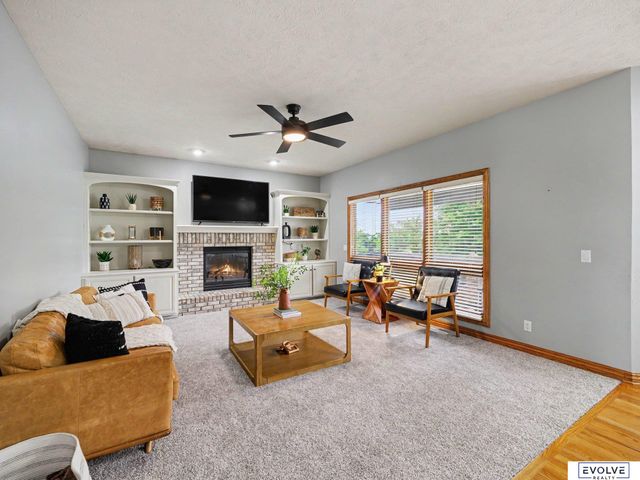 4003 Fox Ridge Circle, Bellevue, NE 68123