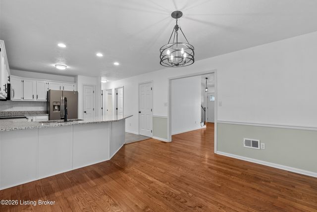 4703 Oak Pointe Dr, Louisville, KY 40245