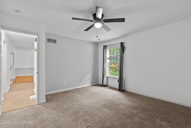 4703 Oak Pointe Dr, Louisville, KY 40245