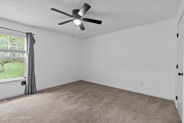 4703 Oak Pointe Dr, Louisville, KY 40245