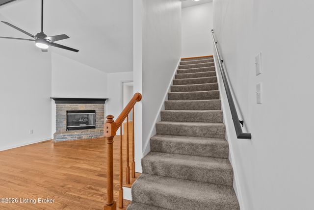 4703 Oak Pointe Dr, Louisville, KY 40245