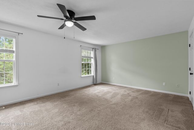 4703 Oak Pointe Dr, Louisville, KY 40245