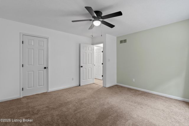 4703 Oak Pointe Dr, Louisville, KY 40245