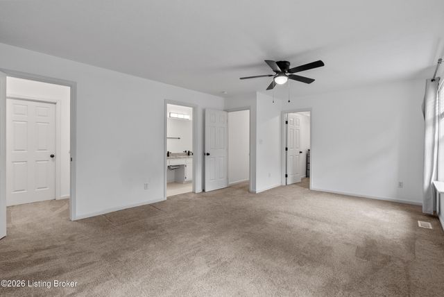 4703 Oak Pointe Dr, Louisville, KY 40245
