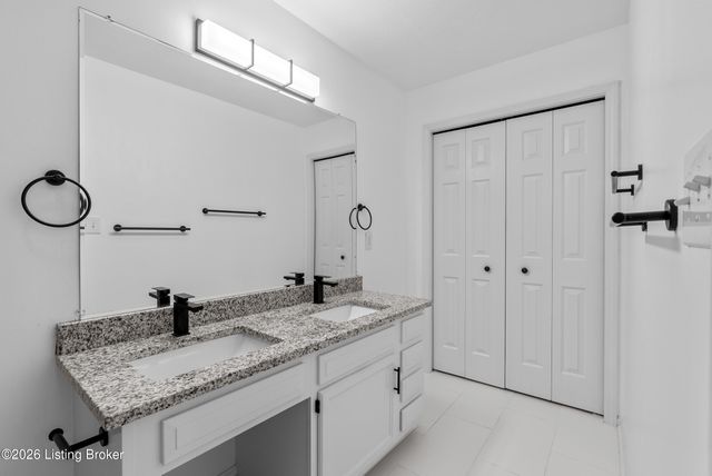 4703 Oak Pointe Dr, Louisville, KY 40245