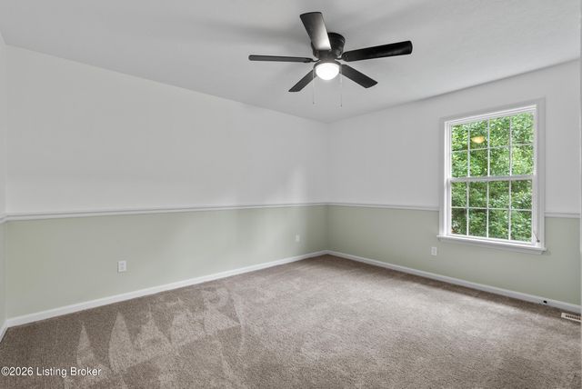4703 Oak Pointe Dr, Louisville, KY 40245